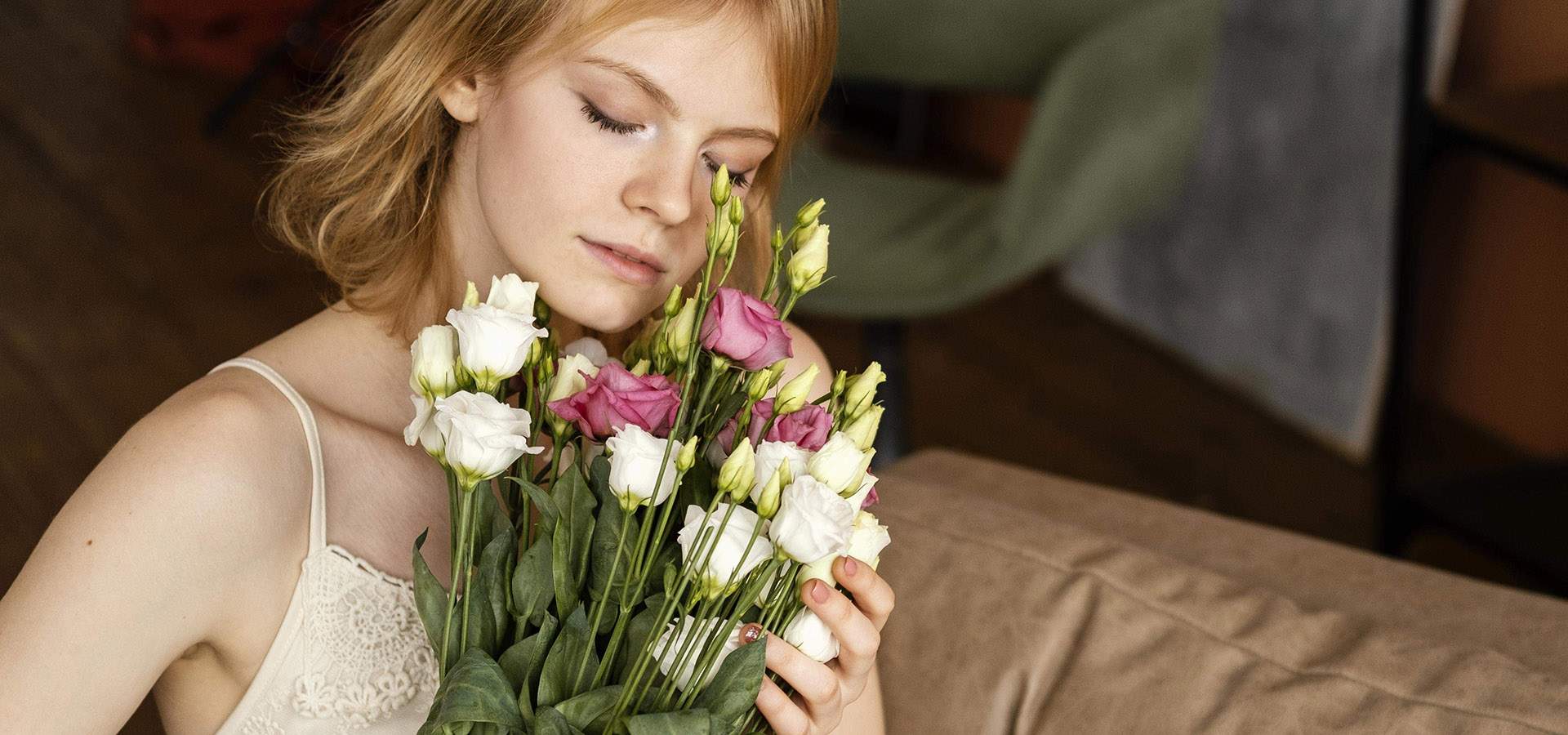 фото девушки с цветами